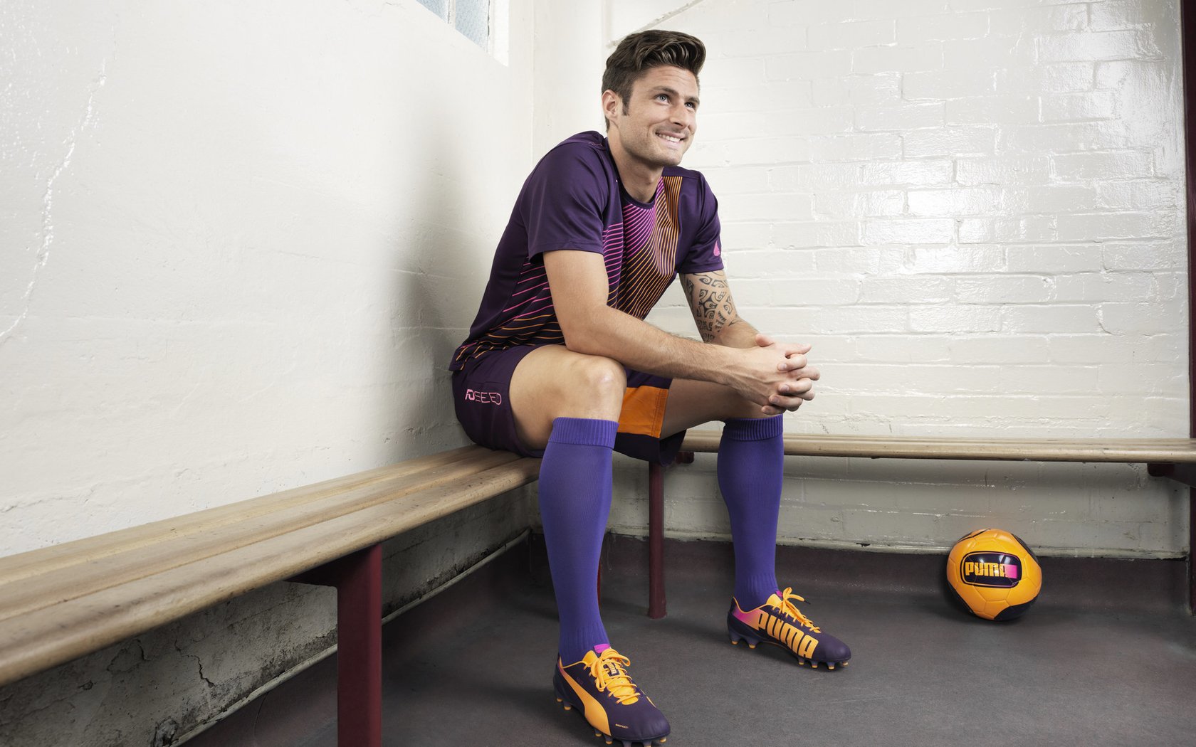 爱游戏在线登录入口-多位球员迎来百场里程碑展现忠诚与坚守获得俱乐部表彰，各俱乐部球星